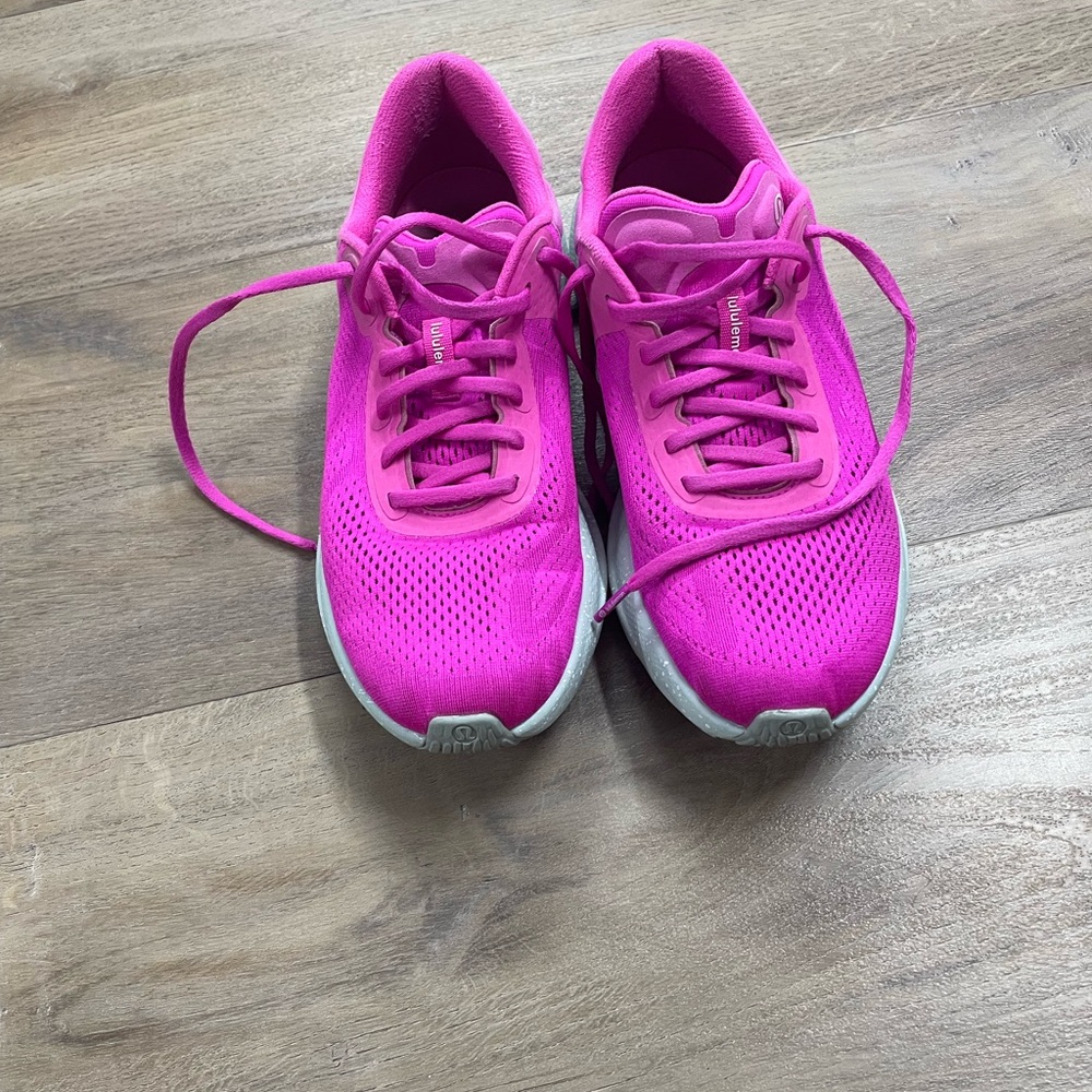 Lululemon Athletica Pink women’s beyondfeel running shoe like brand new
